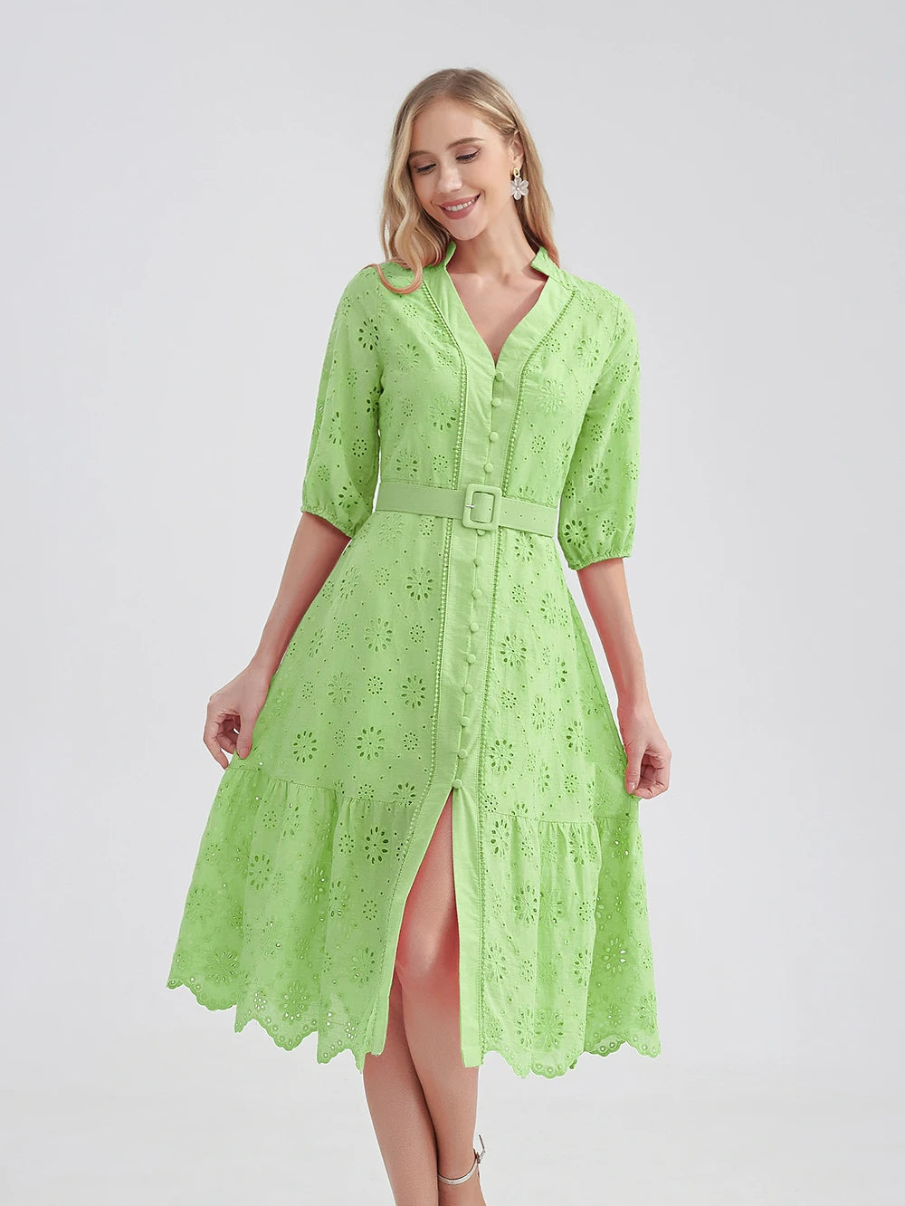 Elegante damesjurk met V-hals, ruches en hoge taille. Stijlvol en veelzijdig.