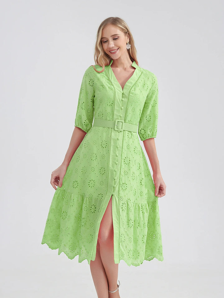 Elegante damesjurk met V-hals, ruches en hoge taille. Stijlvol en veelzijdig.