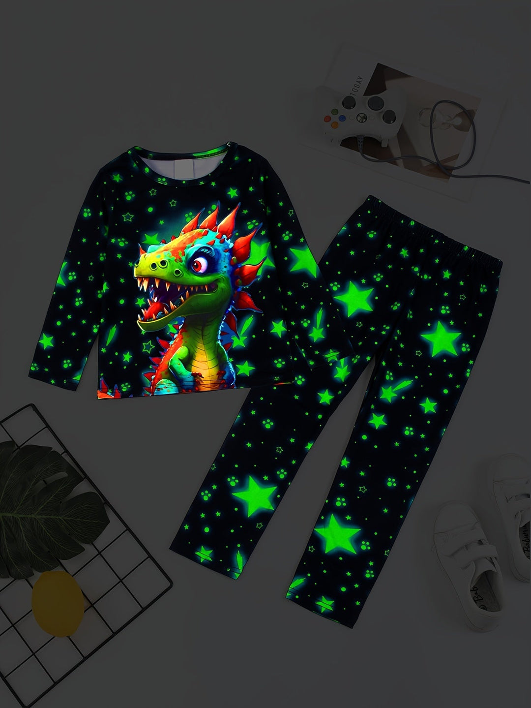 Glow-in-the-dark kinderpyjama met avontuurlijke dinosaurus, zachte slaapkleding voor betoverende nachten.