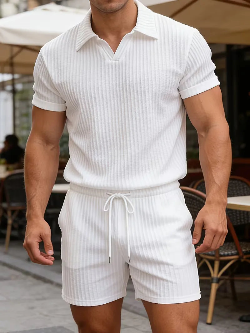 Stijlvolle heren tweedelige kledingset: casual polo en bijpassende shorts voor de zomerperiode.