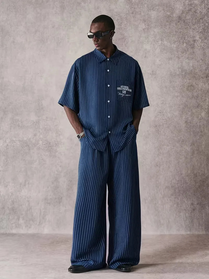Heren casual donkerblauw overhemd met verticale strepen, oversized pasvorm en korte mouwen, ideaal voor de zomer.
