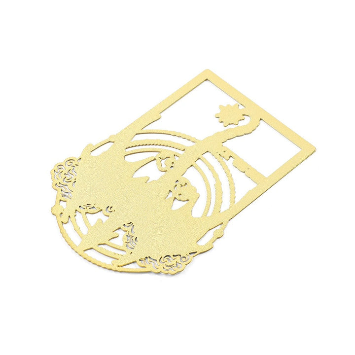 Gedetailleerde metalen bladwijzer pin met Fourth Wing thema, een must-have voor fantasy lezers.