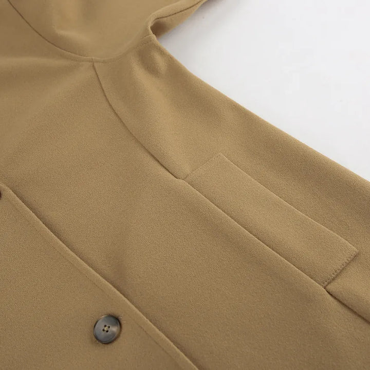 Kwalitatieve halflange bruine jas voor dames, elegante dubbelrij knopen, warm en modieus.