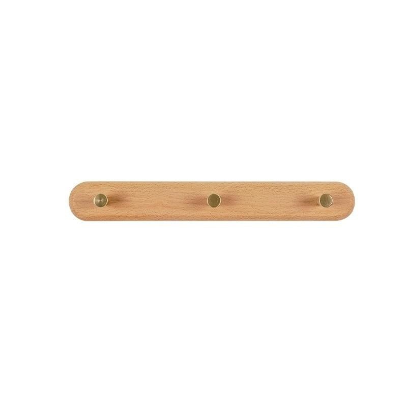 Design wandkapstok van hout met luxe messing haken, functioneel en decoratief voor de hal.