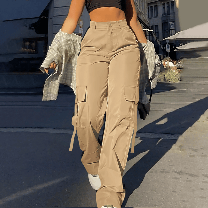Modieuze khaki dames cargobroek met praktische zakken, hoge taille en rechte pijpen. Trendy en comfortabel.