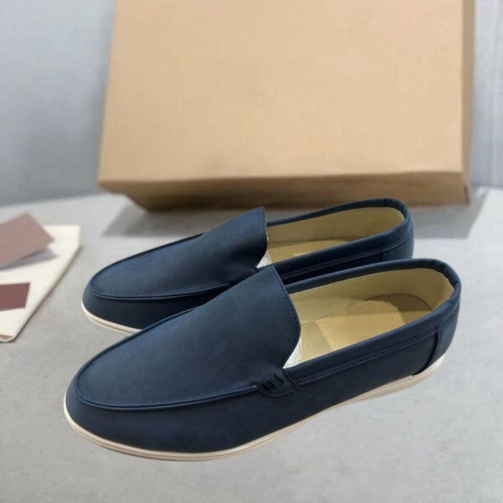 Bovenaanzicht van chique heren loafers, ideaal voor lente/zomer. Comfortabele instappers met een klassieke 'Old Money' twist.