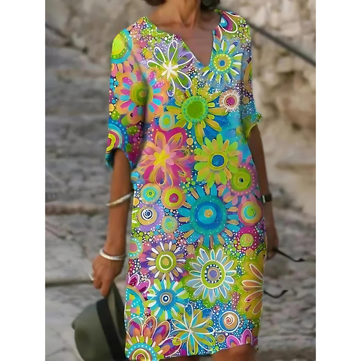 Trendy en comfortabele dames zomerjurk met zwierige pasvorm, V-hals en kleurrijke bloemenprint.