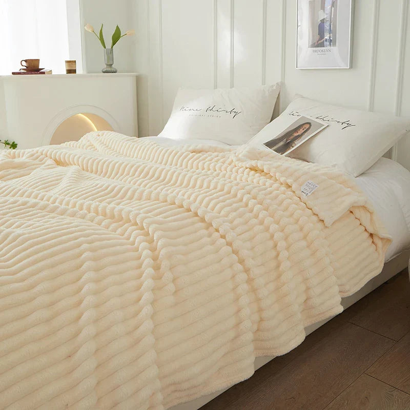 Flanellen fleecedeken, brede strepen; zacht, warm comfort voor slaapkamer of woonkamer, sfeervol.