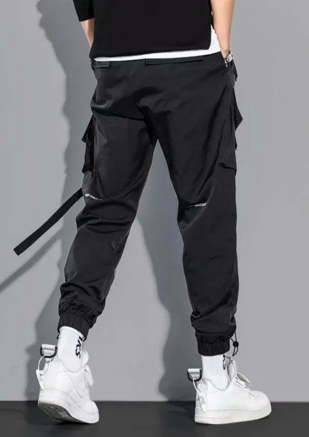 Achteraanzicht van de heren hiphop cargo broek, toont de relaxte pasvorm en achterzakken.