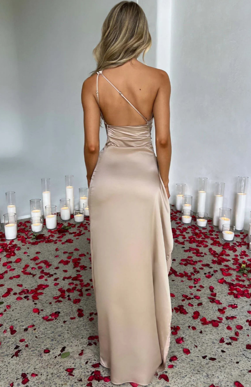Stijlvolle dames maxi jurk in satijn met elegante plooien, split en trendy één-schouder halslijn.