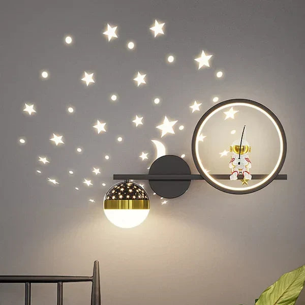 GlowNest kinderkamer wandlamp: speelse driekleuren LED voor veilige en stimulerende verlichting.