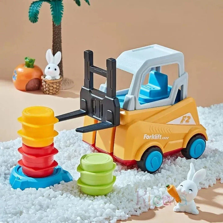 Lachend kind leert strategie en behendigheid met educatief heftruck stapelspel.