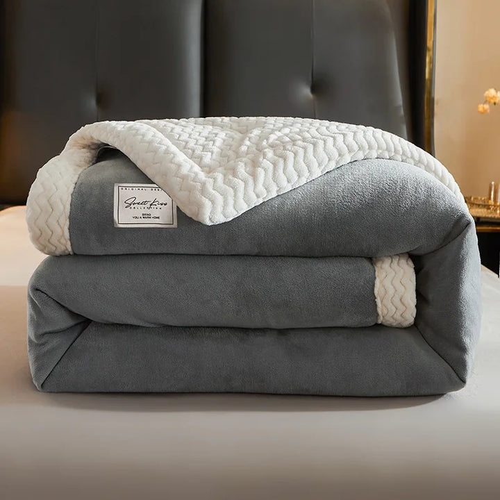 Creëer een warme sfeer met deze zachte CozyCuddle fleece deken, perfecte huisdecoratie.