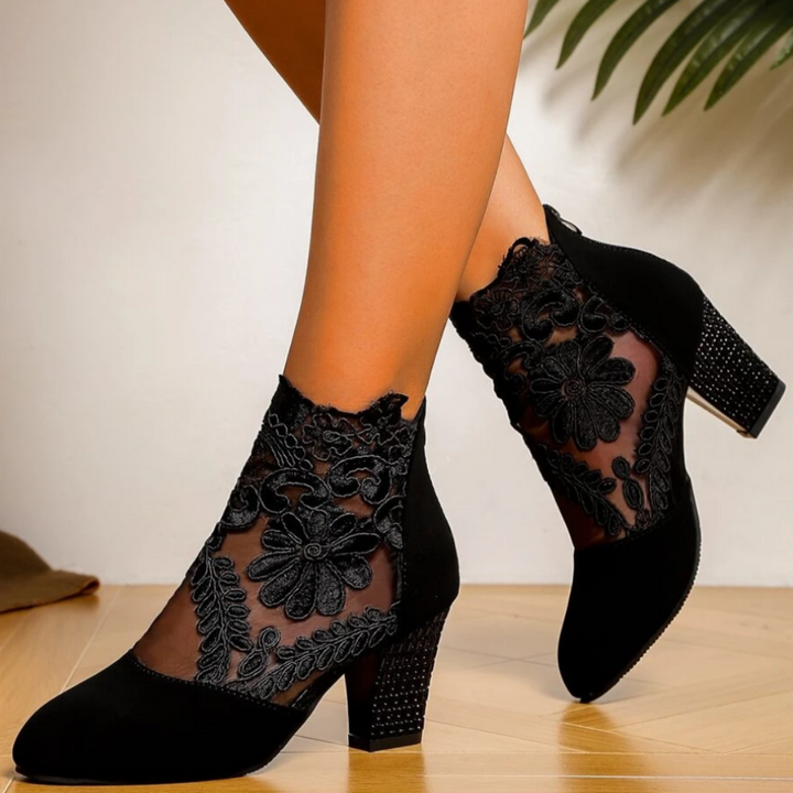 Zwarte dames pumps met prachtig geborduurd kant en een stevige, comfortabele blokhak voor feesten.