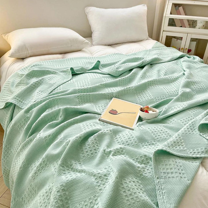 Een zachte en comfortabele biologisch katoenen wafeldeken, perfect om onder te kruipen op de bank of in bed.