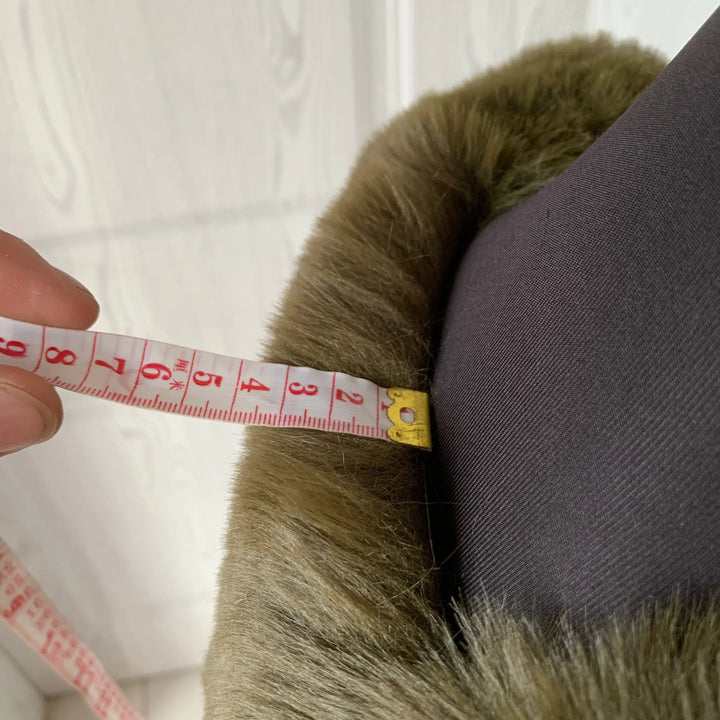 Close-up van de warme dames winterjas. Zachte en comfortabele stof, elegante bovenkleding voor vrouwen.