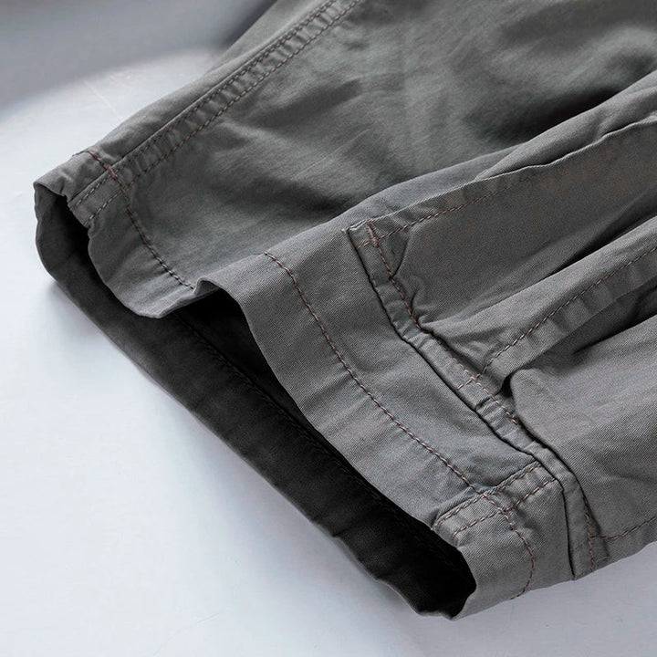 Casual heren cargoshort, de ideale veelzijdige broek voor je zomerse garderobe.