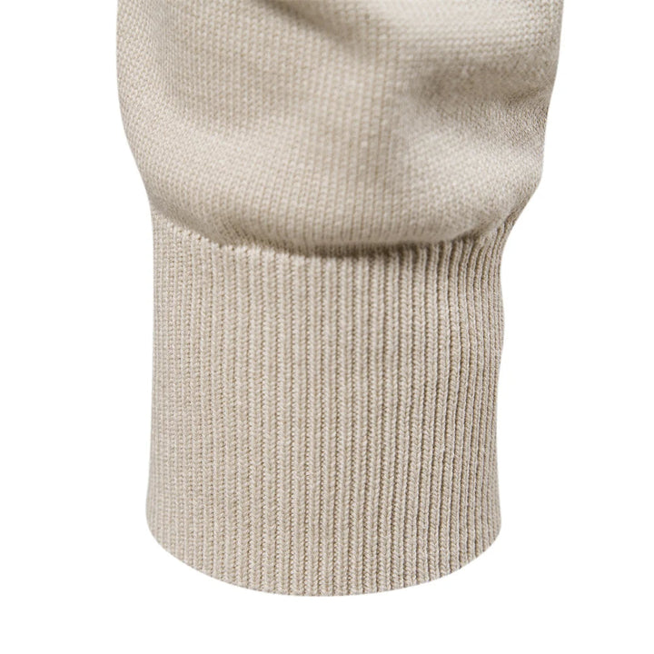 Detailopname van de fijne brei van een comfortabele heren wintertrui.