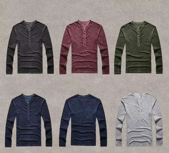 Detail van de knoopsluiting op een stijlvol heren Henley shirt lange mouwen. Vintage look.