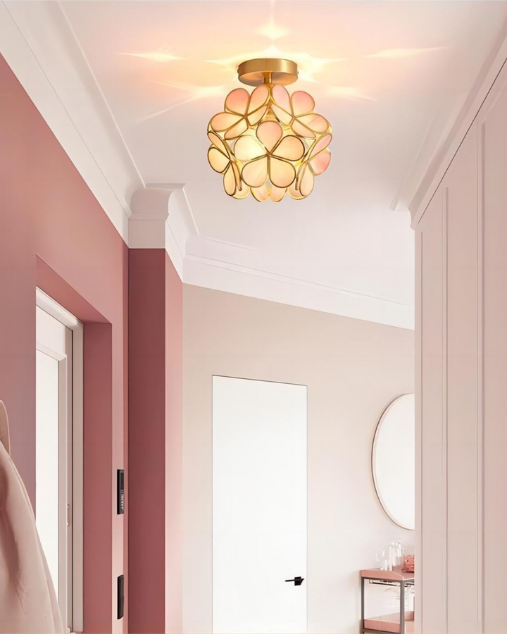 Minimalistische bloem plafondlamp, acryl en wit design, perfect voor slaapkamer.