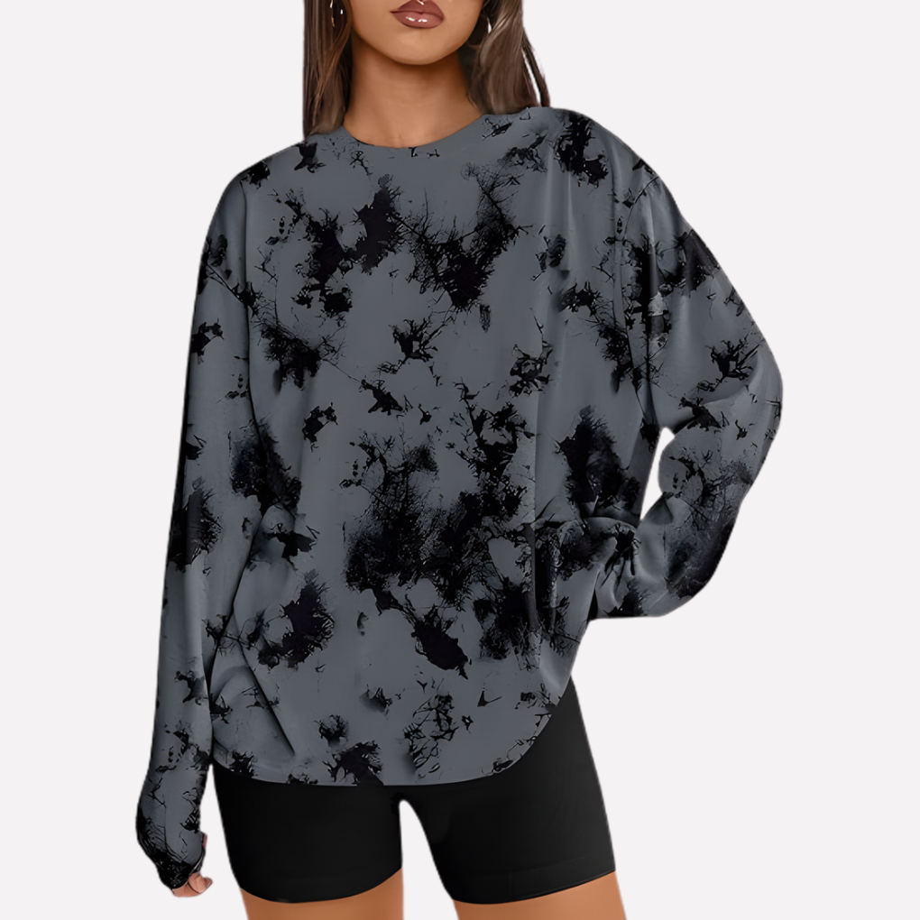 Vrouw geniet van het comfort van haar oversized dames shirt met lange mouwen, dagelijks.