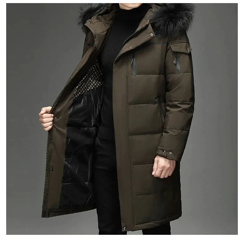 Detail van de warme capuchon op deze heren winterparka. Waterafstotend en comfortabel design.