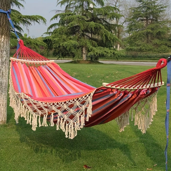 Geniet van ontspanning met deze kleurrijke dubbele hangmat met boheemse kwasten op je patio.