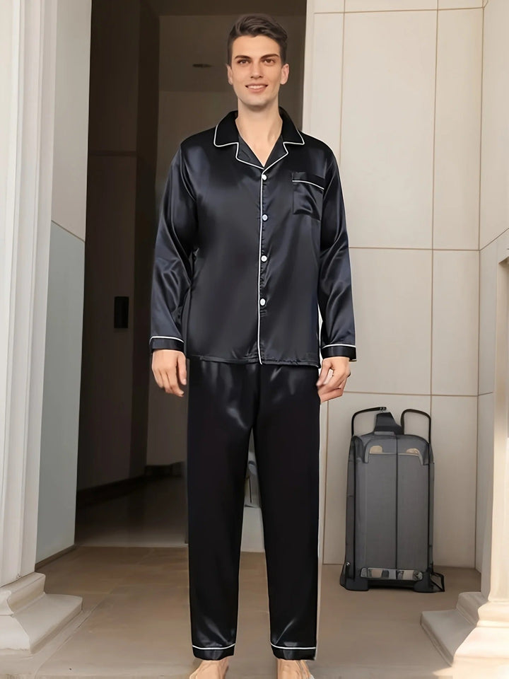 Luxe heren nachtkleding: Adrian satijnen pyjama met lange mouwen, ideaal voor een stijlvolle slaapervaring.