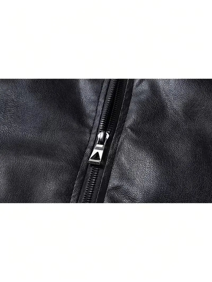 Perfect voor voorjaar/najaar: zwart faux leren bomberjack heren, slim fit, urban stijl.
