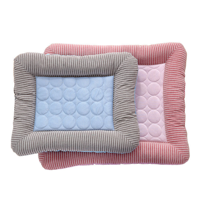 Close-up van de zachte Ice Silk koelmat voor huisdieren, ideaal voor honden en katten in de zomer.