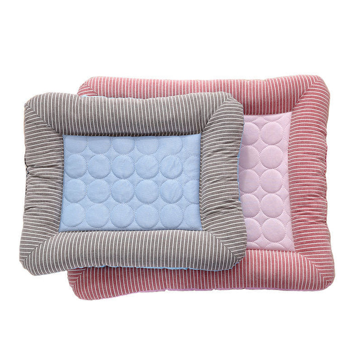 Close-up van de zachte Ice Silk koelmat voor huisdieren, ideaal voor honden en katten in de zomer.