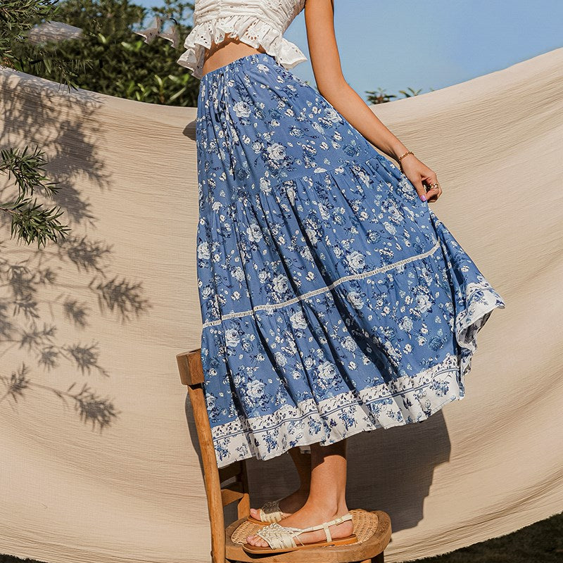 Blauwe damesrok met levendige bloemenprint en hoge taille, voor een frisse zomerlook.