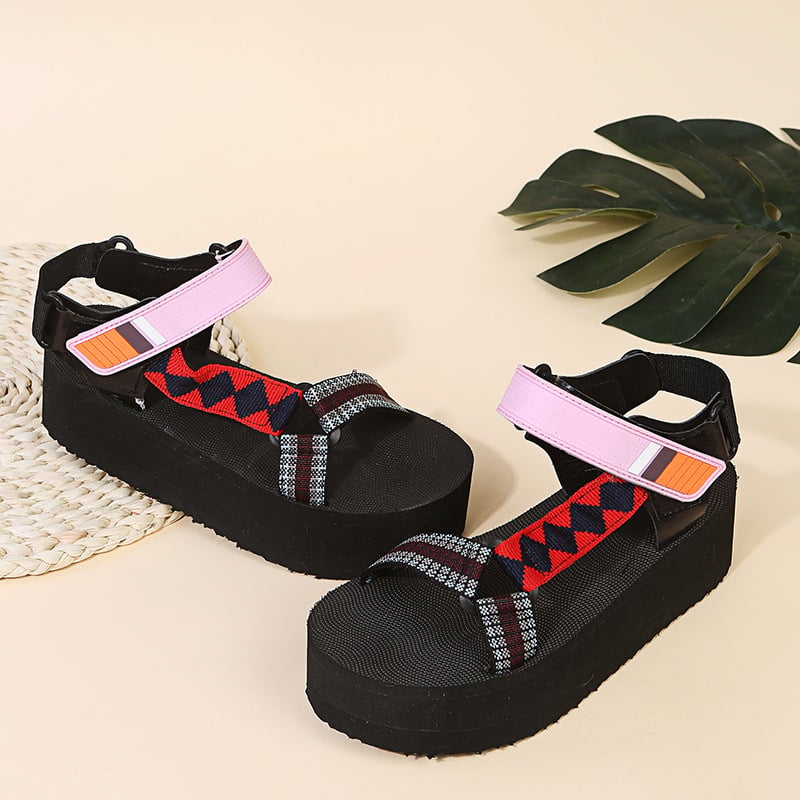 Stijlvolle open damessandalen met platte zool en vrolijke geweven bandjes; perfect voor casual zomerlooks.