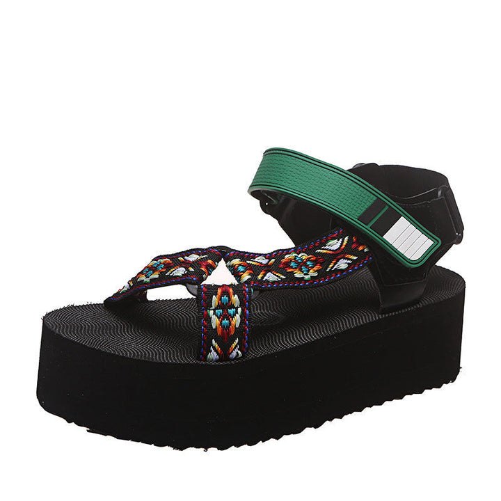 Zomerse dames sandalen met platte zool en vrolijke geweven bandjes; comfortabel en trendy.