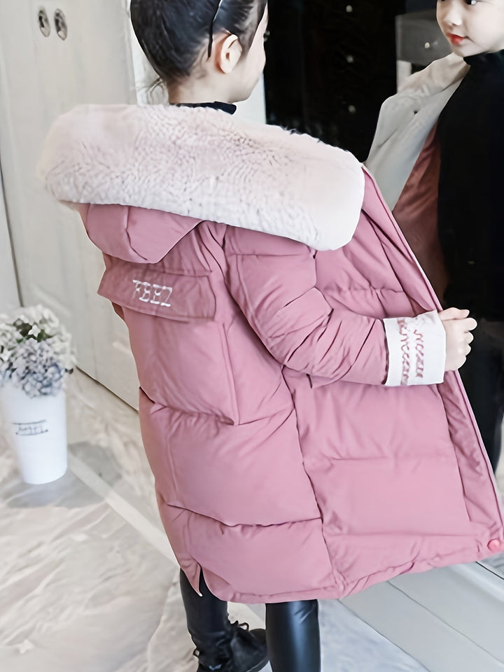 Gedetailleerde warme capuchon van een lange meisjes winterjas, comfortabel en windbestendig.