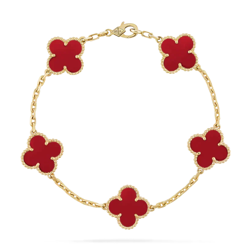 Elegante damesarmband met rode klaver bedel en goudkleurige accenten, perfect als statement sieraad.