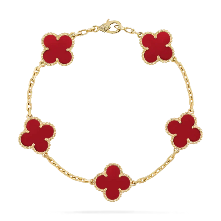 Elegante damesarmband met rode klaver bedel en goudkleurige accenten, perfect als statement sieraad.
