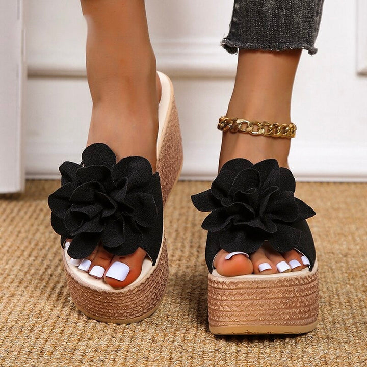 Elegante dames wedge sandaaltjes met delicate bloemen, perfect voor zomerse dagen. Comfortabel instapmodel.