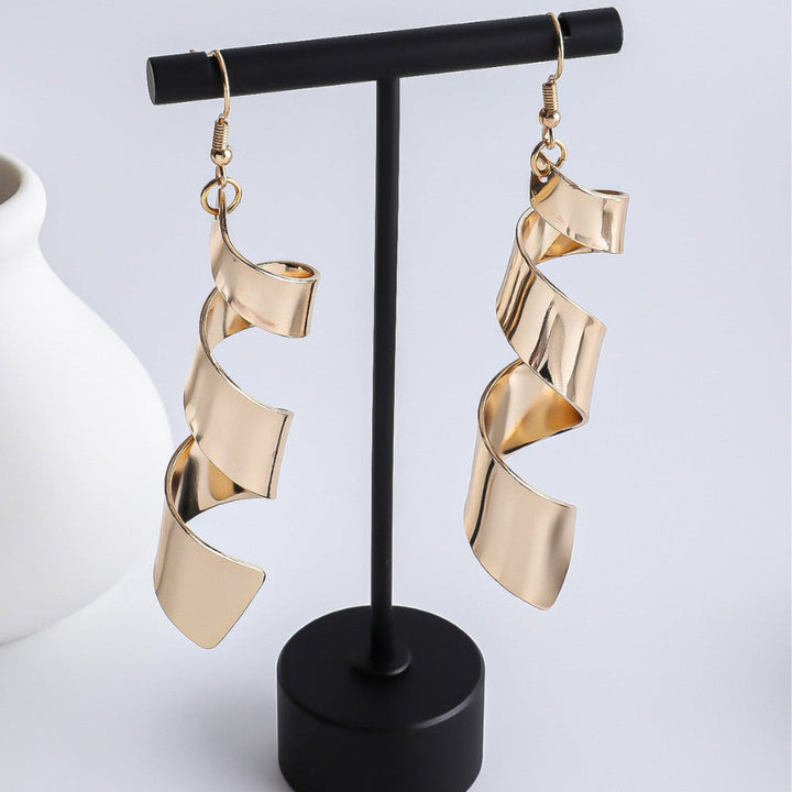 Goudkleurige draadoorbellen voor dames, organische vorm, modern en elegant. Minimalistische oorringen, lichtgewicht sieraad.
