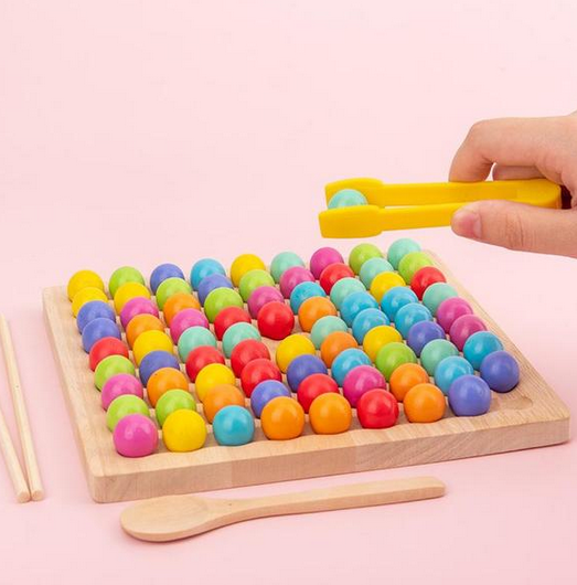 Educatief houten kralenspel voor kinderen, traint logisch denken en kleurherkenning.
