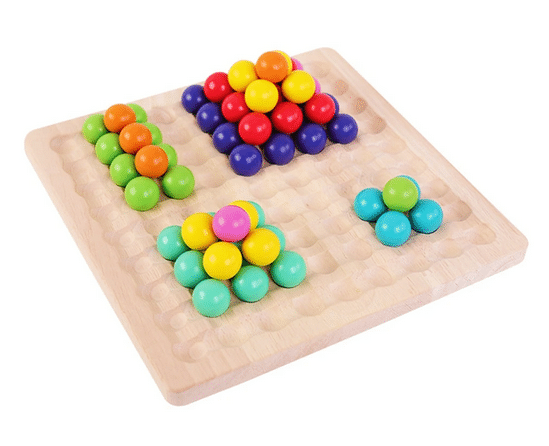 Actief kind met Montessori houten kralenspel. Ontwikkelt hand-oog coördinatie en probleemoplossing.