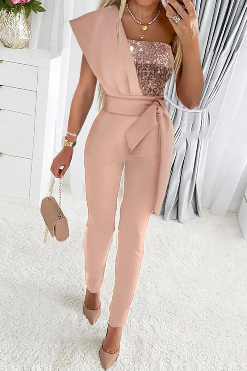 Sprankelende dames feest jumpsuit met glitter en asymmetrische schouder. Ideaal als avondkleding en glamour mode.