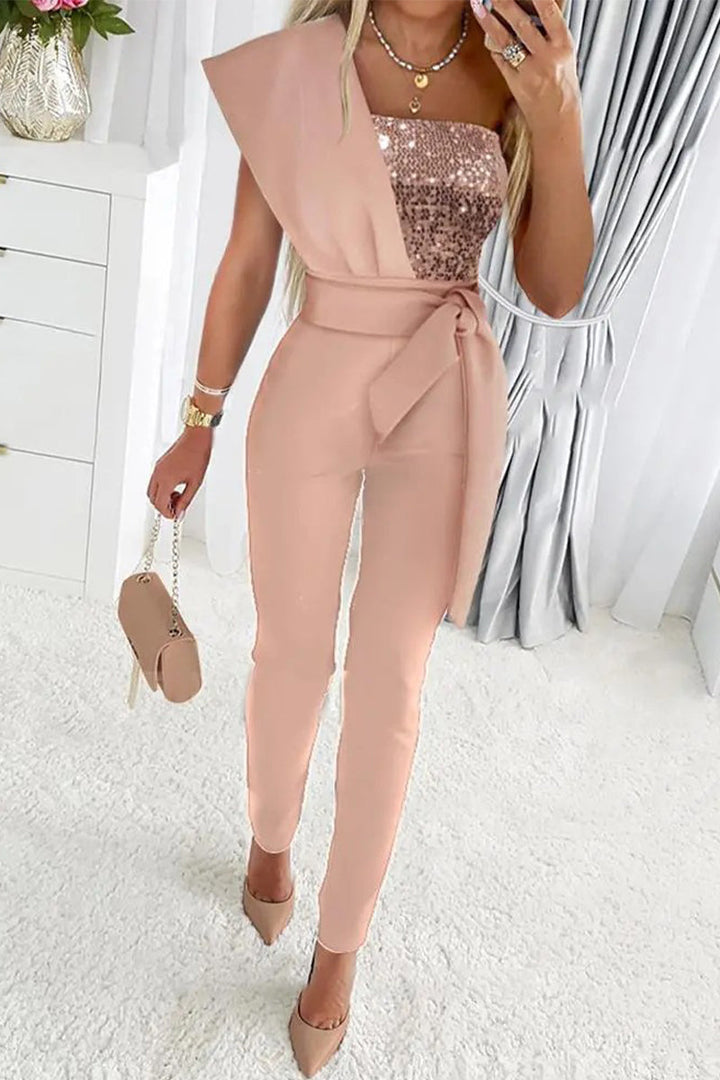 Sprankelende dames feest jumpsuit met glitter en asymmetrische schouder. Ideaal als avondkleding en glamour mode.