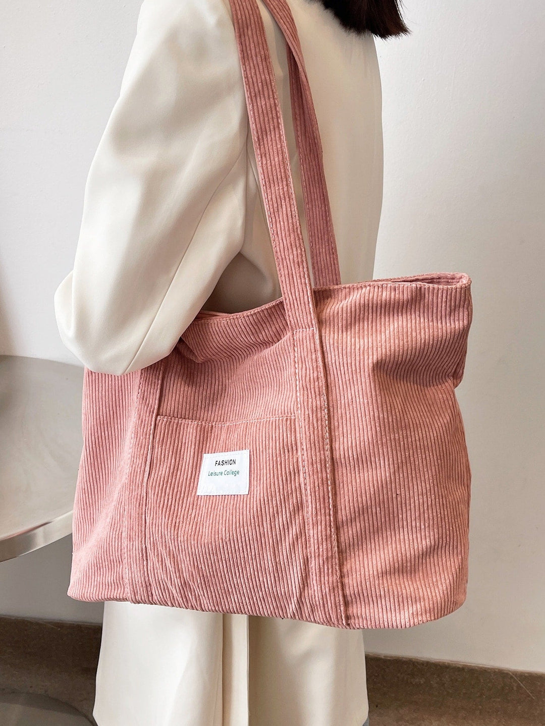 Comfortabele corduroy werktas, ruime totebag die gemakkelijk over de schouder past.