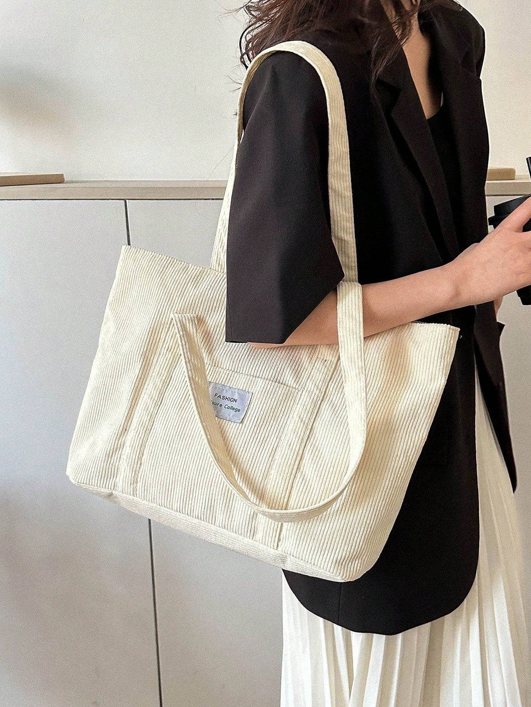Grote corduroy totebag, casual en ruim, perfect voor je dagelijkse spullen.