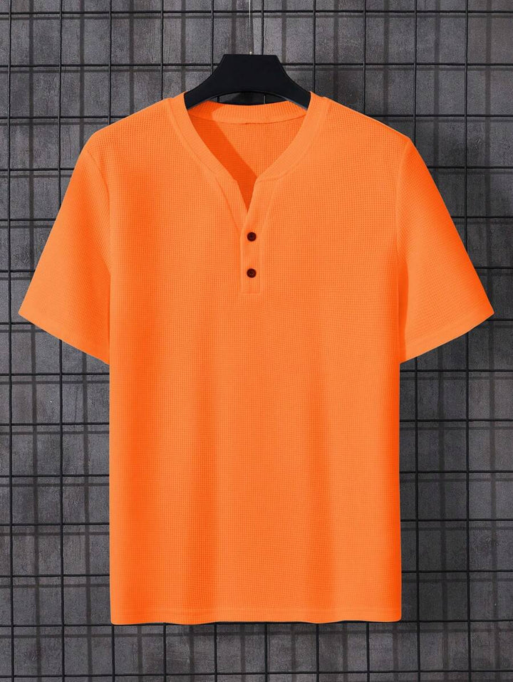 Comfortabel oranje heren T-shirt met notched hals. Veelzijdige moderne stijl, perfect voor lente en zomer. Regular fit.
