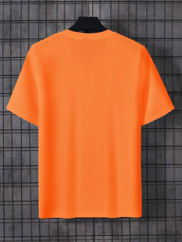 Levendig oranje heren T-shirt met unieke notched hals. Casual lentekleding of zomerkleding met moderne uitstraling.
