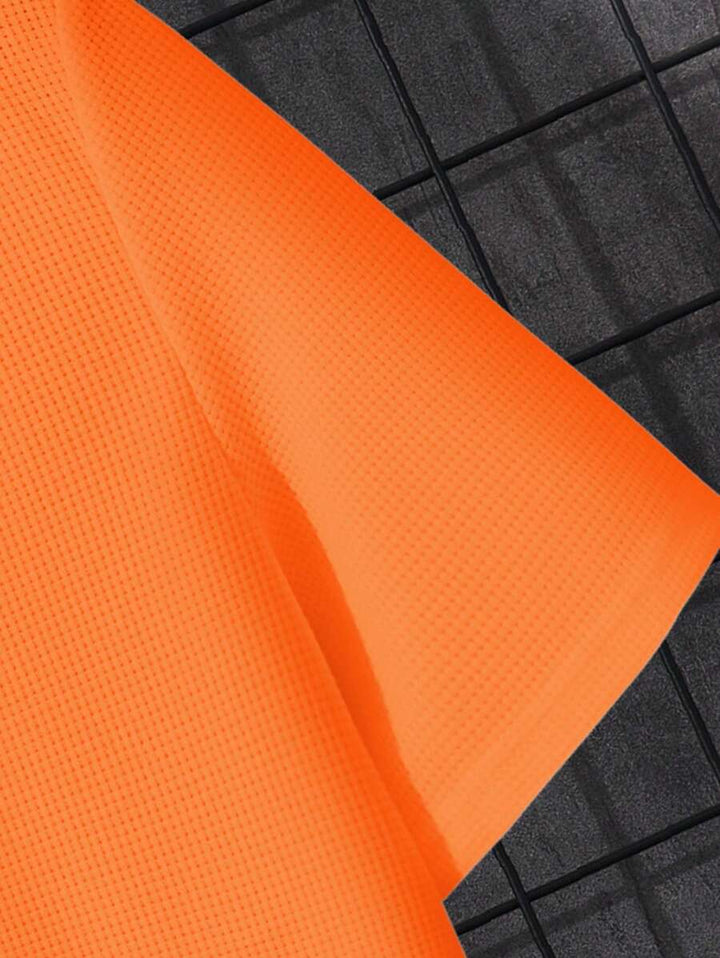 Casual oranje heren T-shirt, regular fit, met moderne notched hals. Comfortabele lentekleding en zomerkleding.