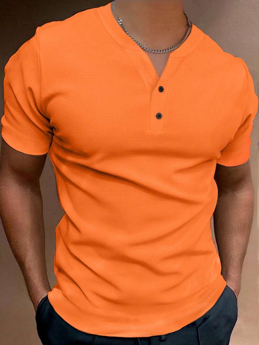 Modern oranje heren T-shirt met stijlvolle notched hals. Ideaal voor casual zomer- en lentekleding. Comfortabele regular fit.
