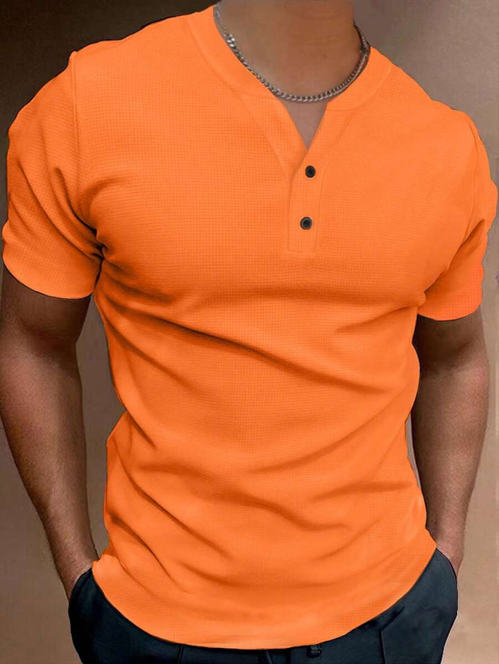 Modern oranje heren T-shirt met stijlvolle notched hals. Ideaal voor casual zomer- en lentekleding. Comfortabele regular fit.